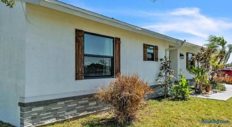One Shell of a house/ private heated swimming pool/WIFI, photo 2