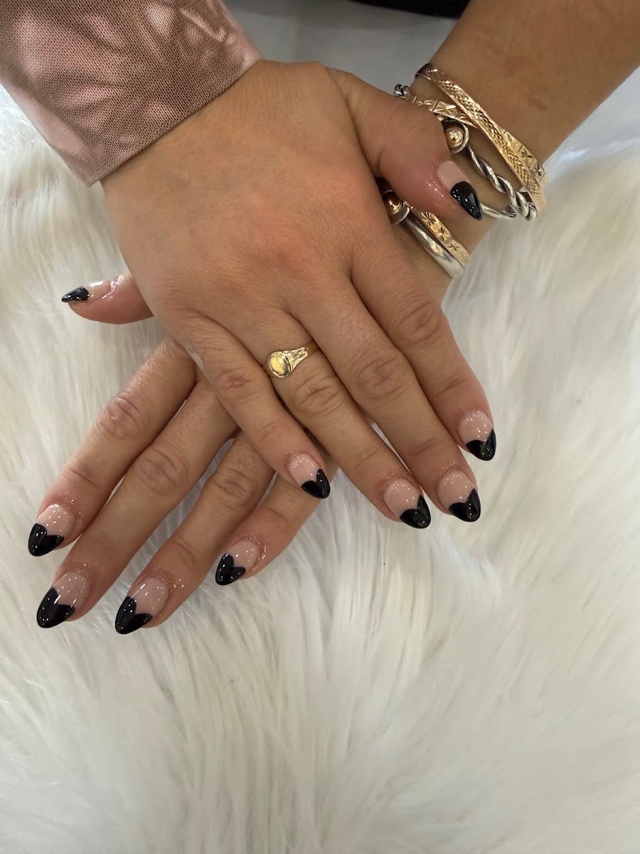 Natural Nails & Lashes