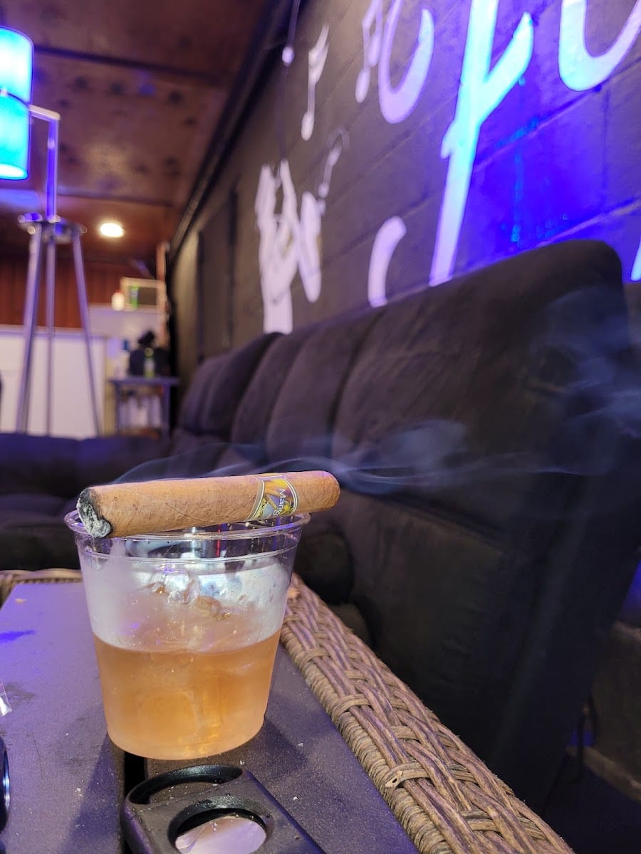 Flava’s Bar and Lounge