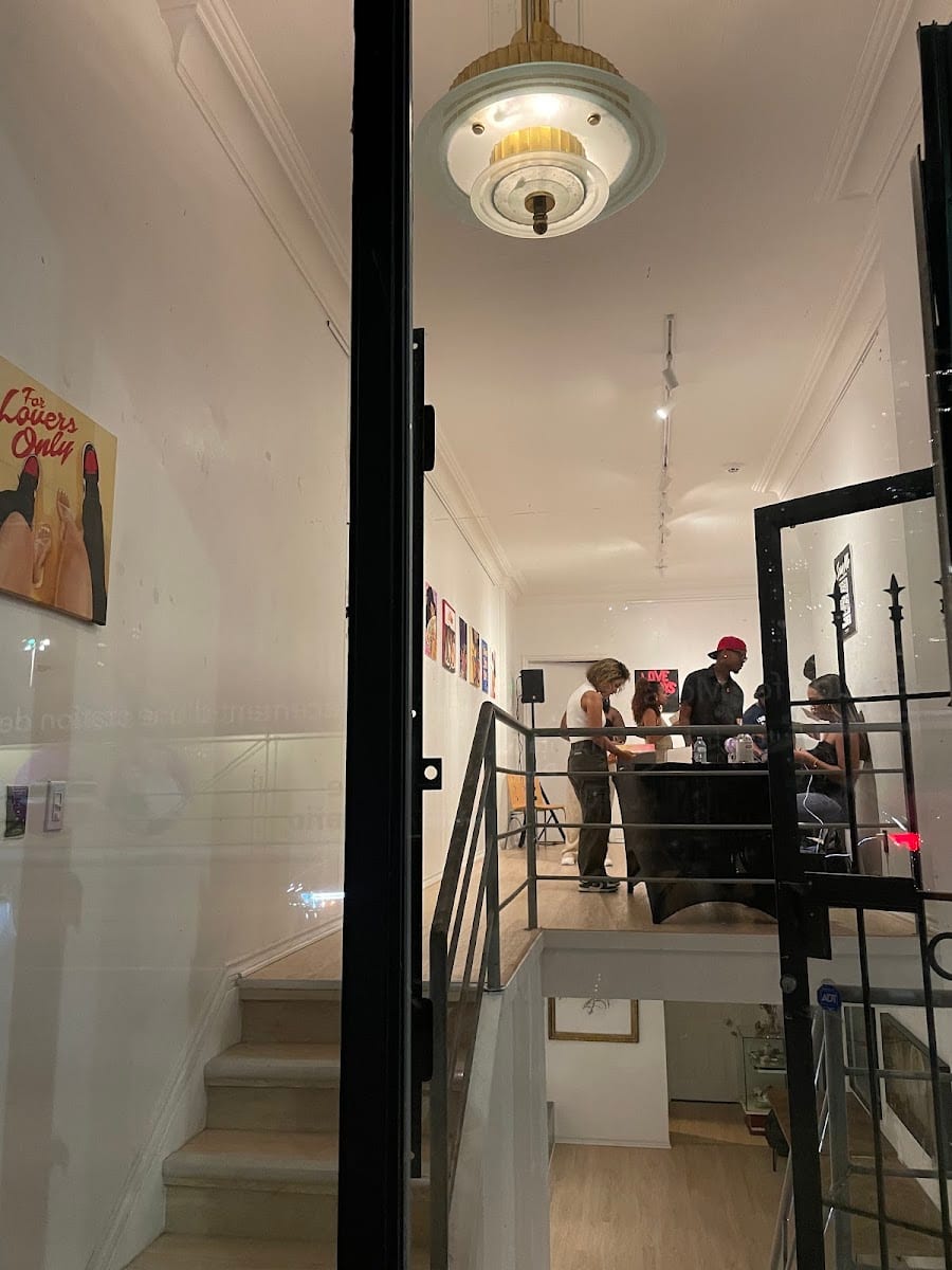 183 Gallery, photo 3