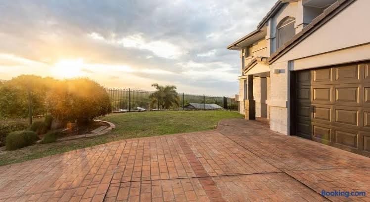 Doug's Place - Spectacular Views + Tennis Court