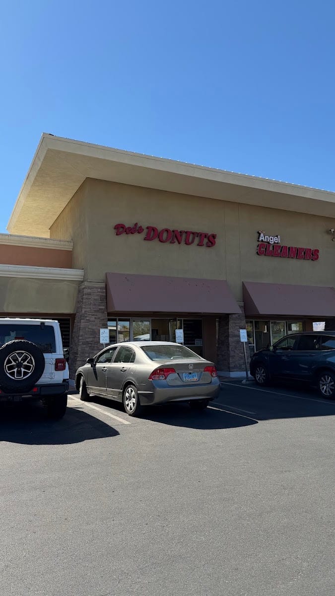 Dee's Donuts