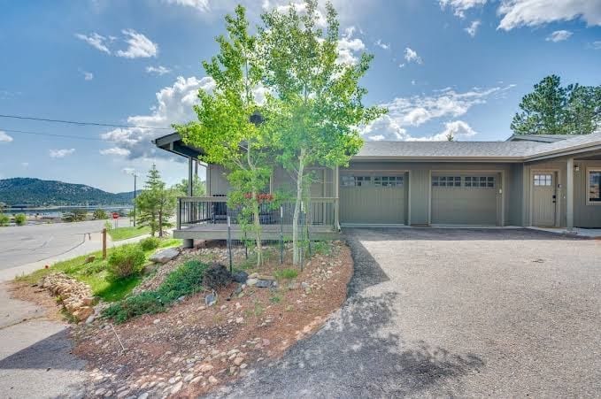 Fenced Dog Yard! K Bed, Wood Stove, Walk to Lake