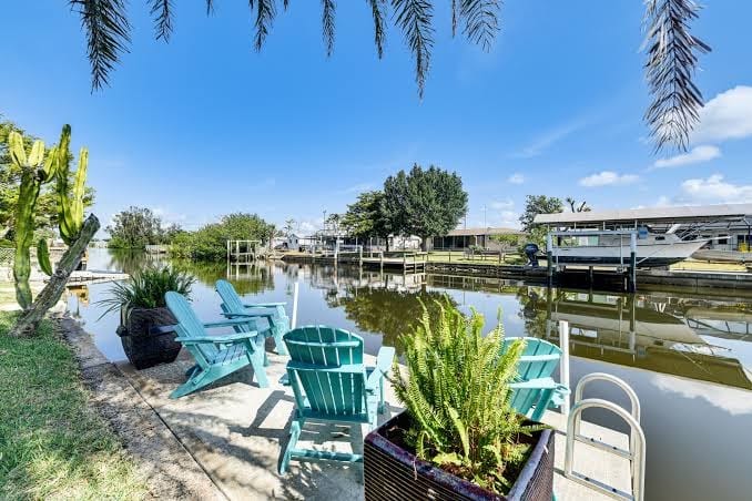 Canal-Front Escape with Private Pool Game Room in Port Charlotte - Three-Bedroom House, photo 3