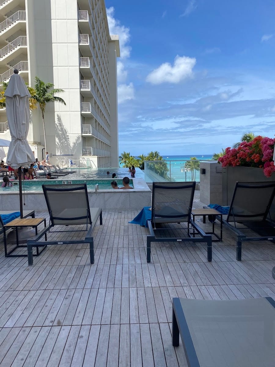Alohilani resort Swell Bar and pool