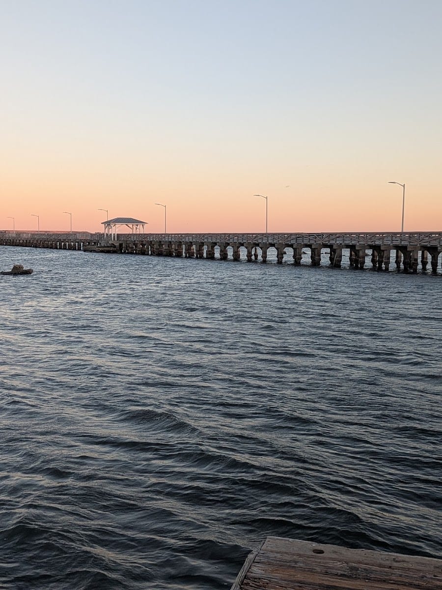 leon's (ice cream on pier)