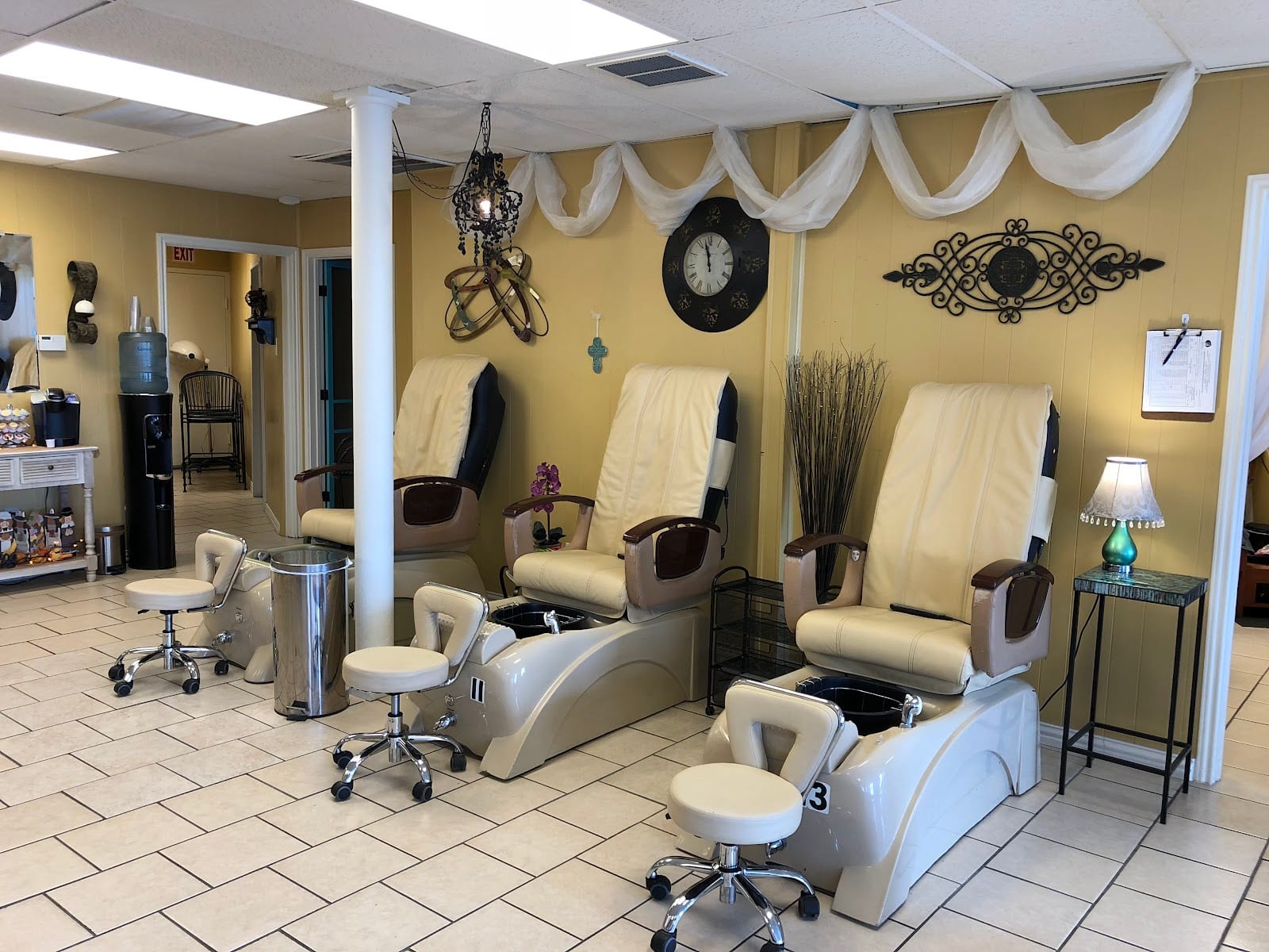 Shangri-La Full Service Salon, photo 2