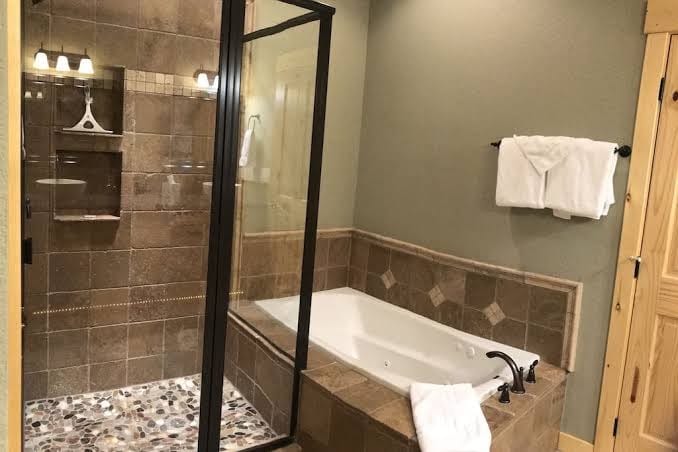 Luxury Golf Course Getaway – Minutes from Downtown Wildlife Galore!, photo 2