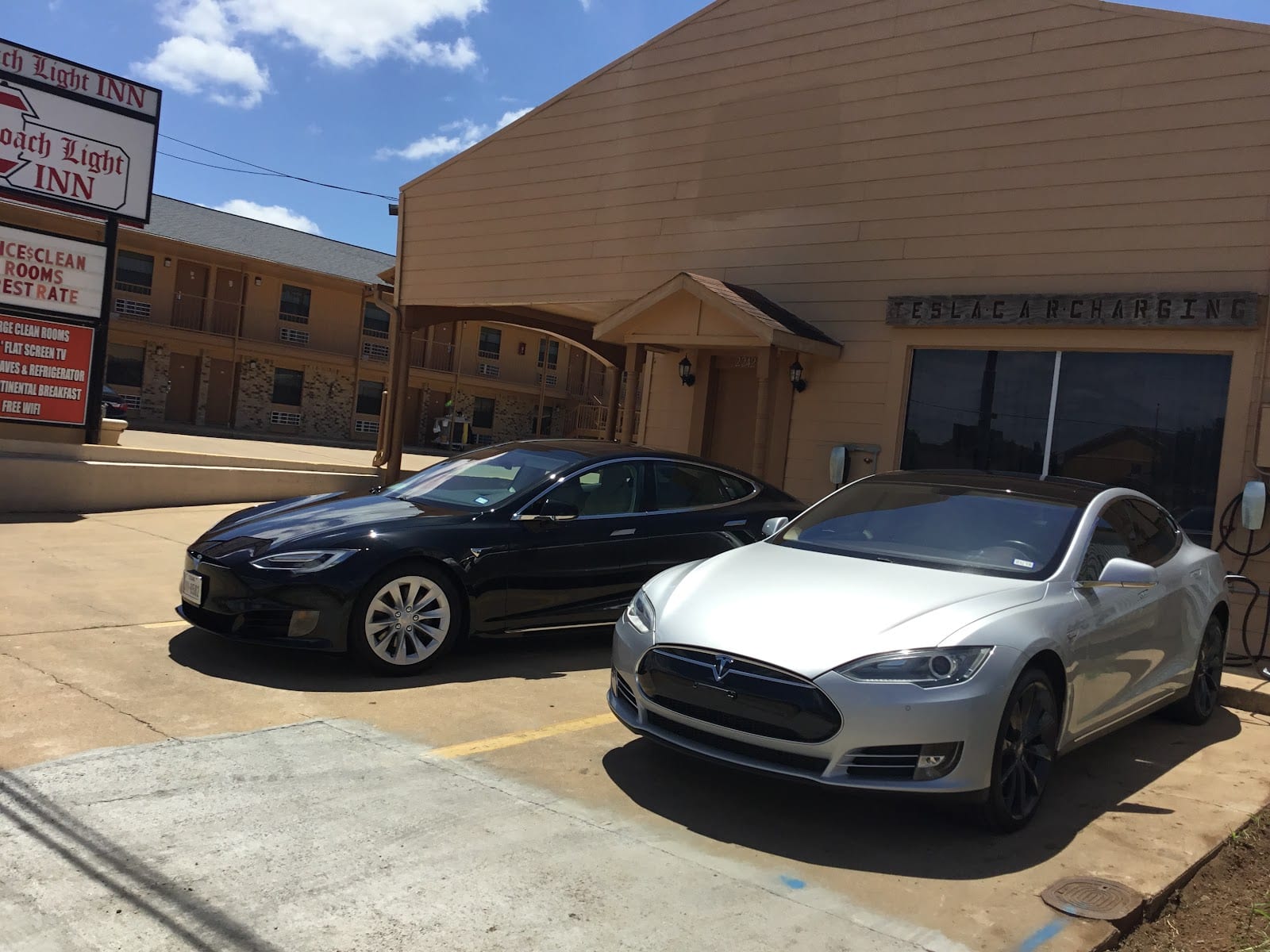 Tesla Destination Charger (Coach Light Inn), photo 3