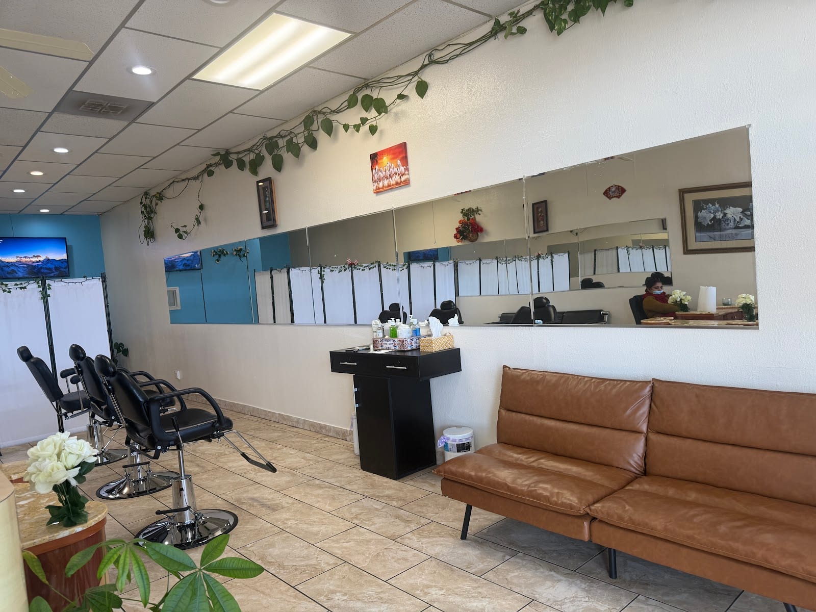 Saru’s Eyebrow Threading, photo 3