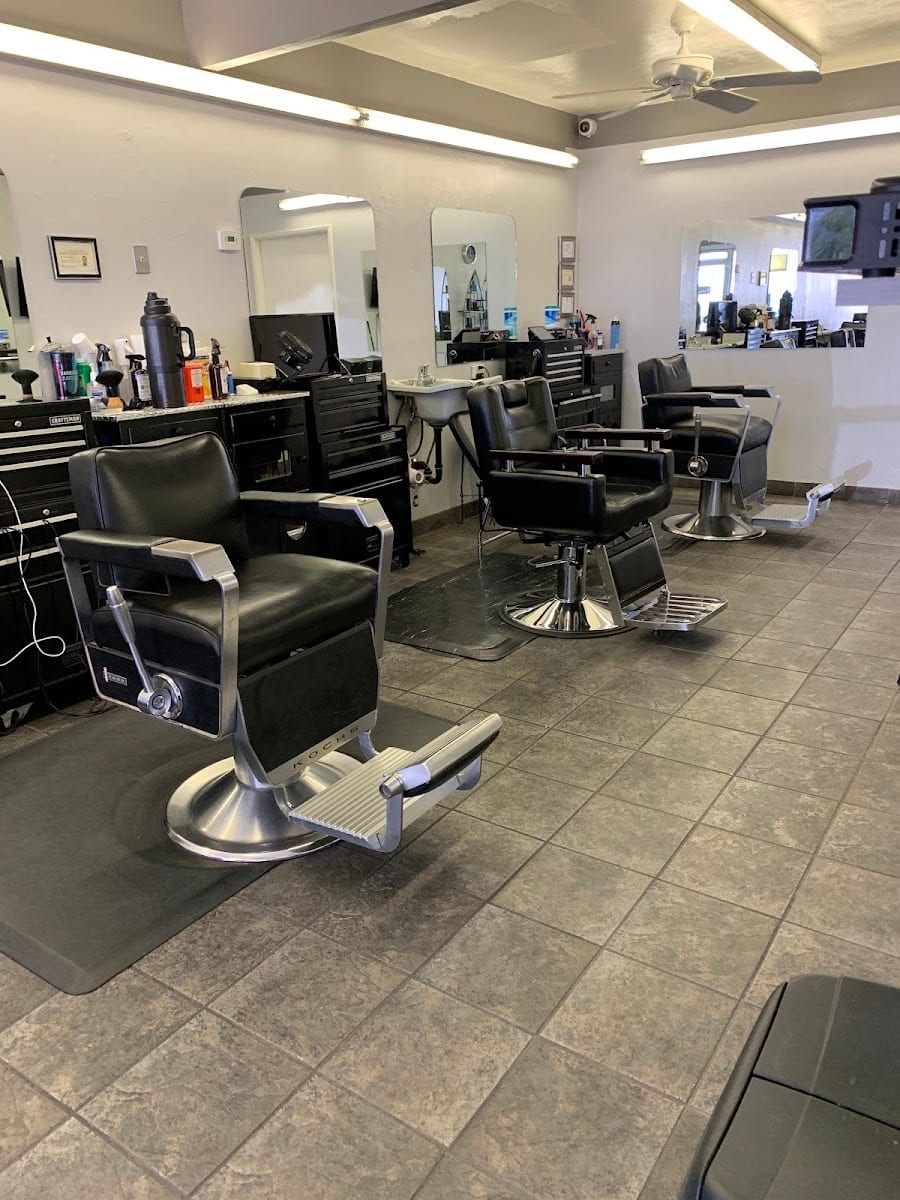 Gentlemen's Lounge • Shaves & Cuts, photo 3