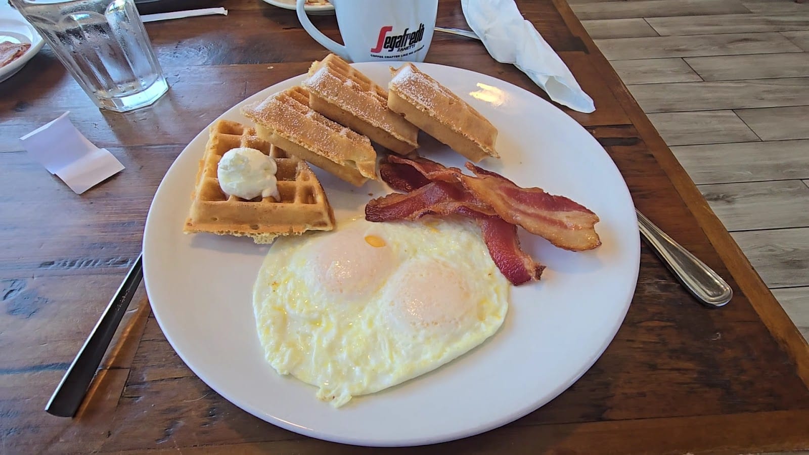 Roanoke cafe By Club 51, photo 3
