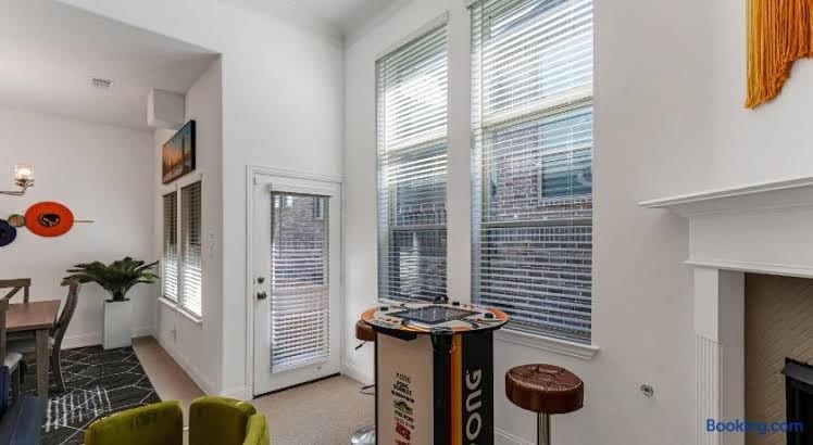 Stylish Stay Arcade Fun EV - Three-Bedroom Vacation Home