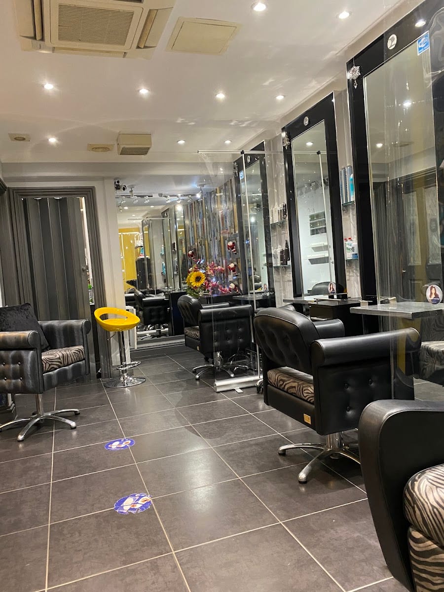 Jacqui R Salon