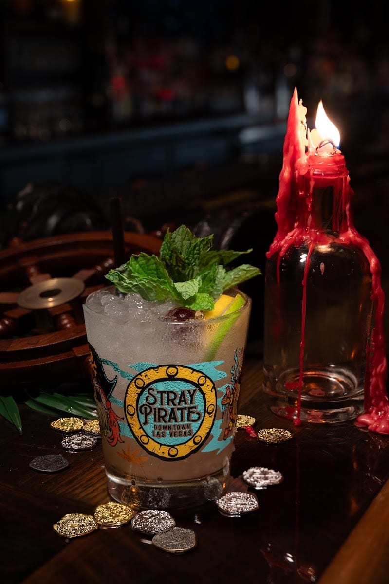 Stray Pirate - Tropical Cocktails & Effects, photo 4