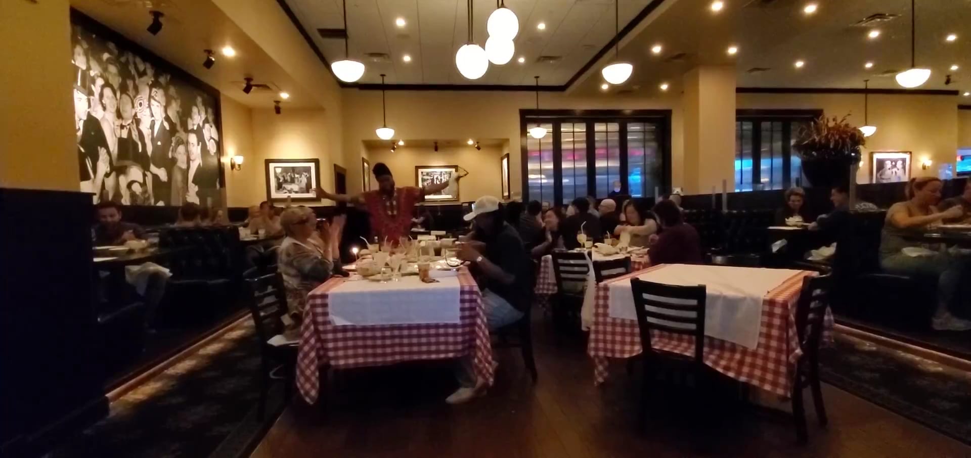 Maggiano's Little Italy, photo 2