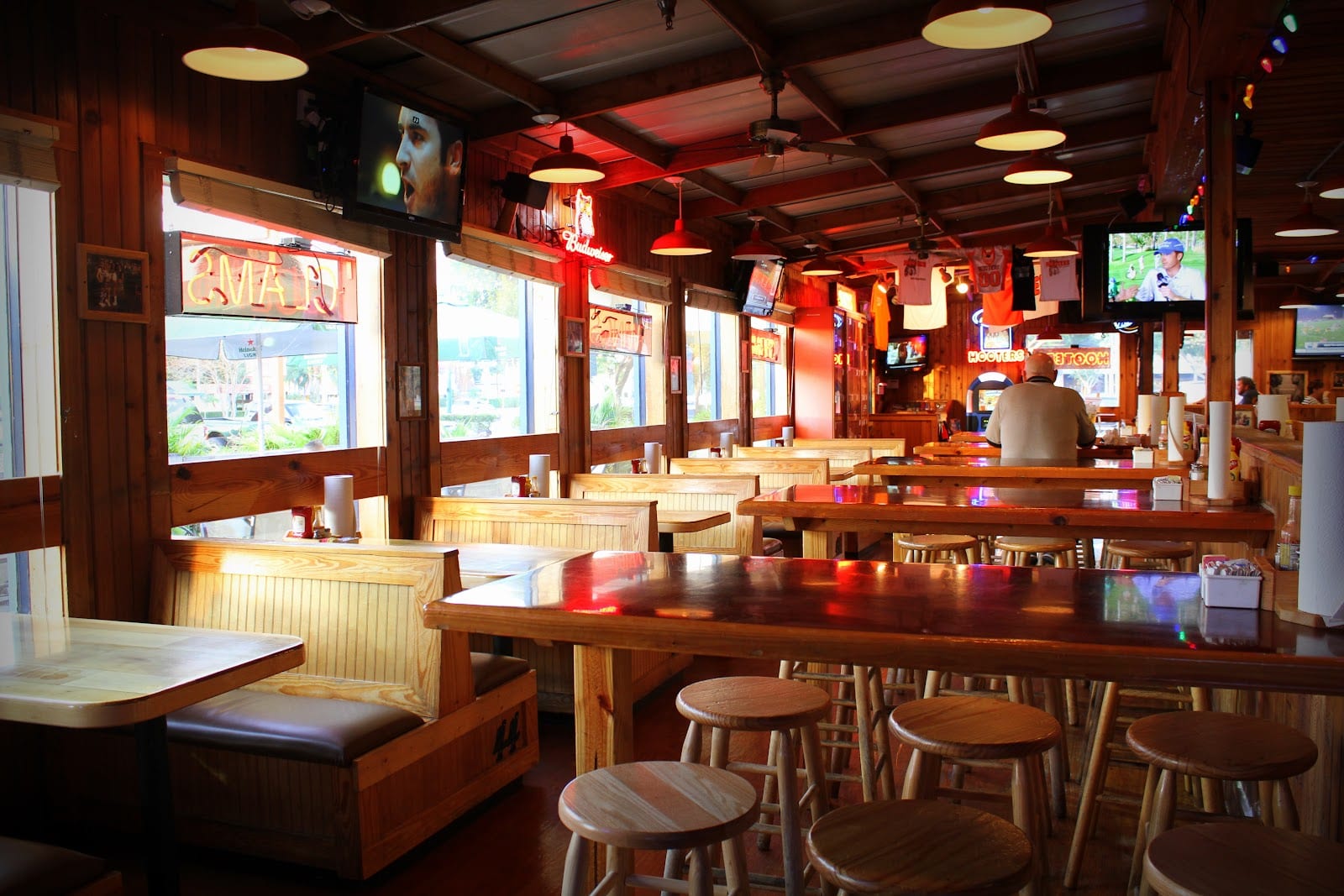 Hooters, photo 3