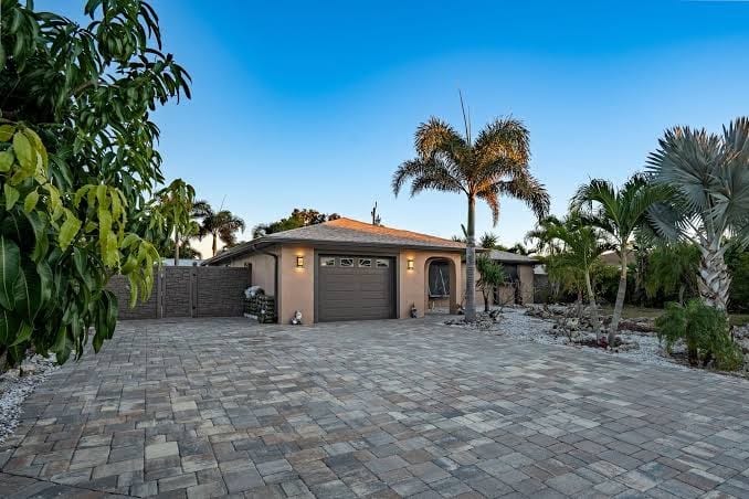 NEW MODERN HOUSE VENICE 3-BEDROOM 4-BEDS 2-BATH SWIMMING POOL 6-BEACHES NEARBY