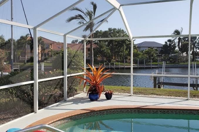 Luxurious Waterfront Gem w Heated Swimming Pool - Holiday Home, photo 4