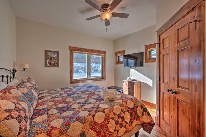Estes Park Home with Hot Tub about 5 Mi to RMNP! - Holiday Home