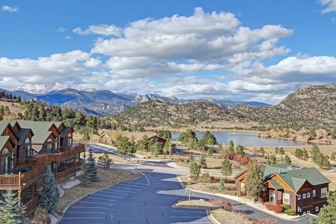 Estes Park Getaway w/ Hot Tub & Lake Views Near RMNP