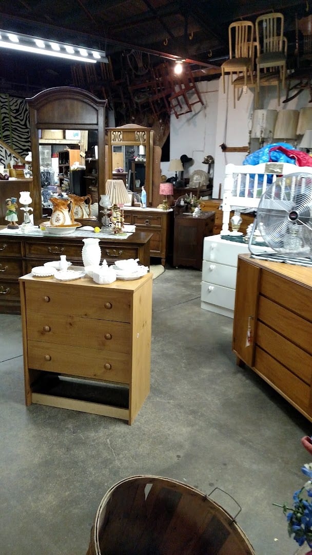 Quality Furniture Plus Antiques, photo 3