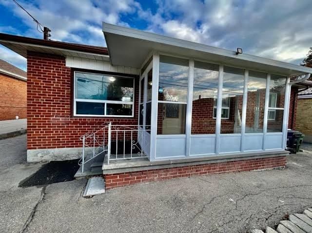 12mins to Toronto Pearson Airport Furnished room available gym access included