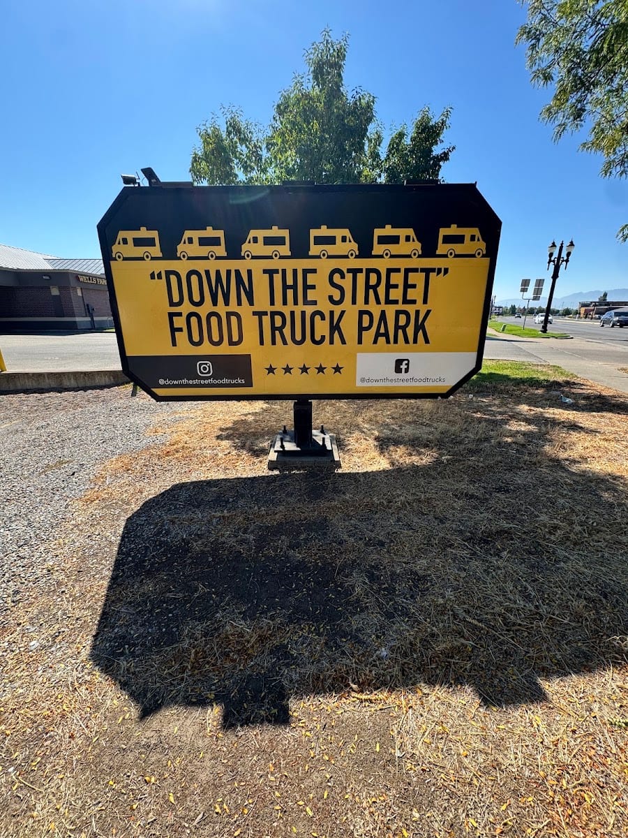 "Down the Street" food truck park, photo 4