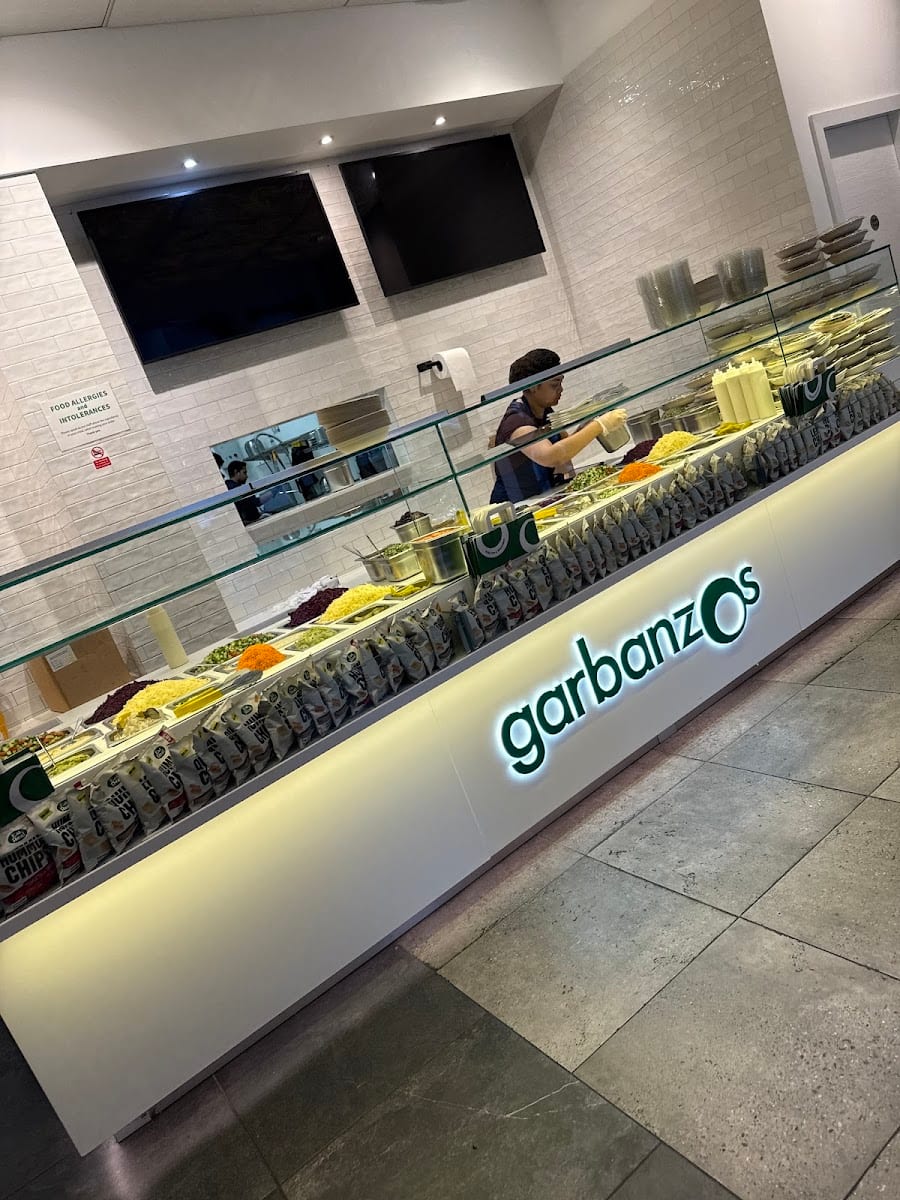 Garbanzos Falafel & Salad Bar (Monument), photo 3