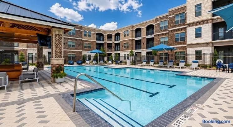 Stylish 1br Frisco Stay Pool, Gym, Fast Wi-Fi