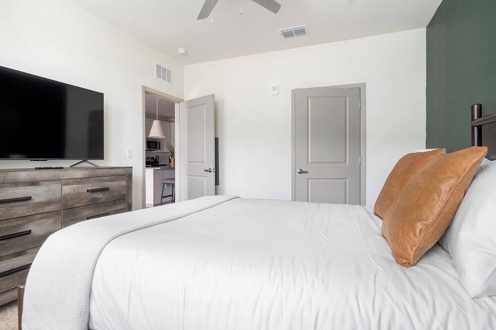 Landing | Modern 2BD, Pool, Gym