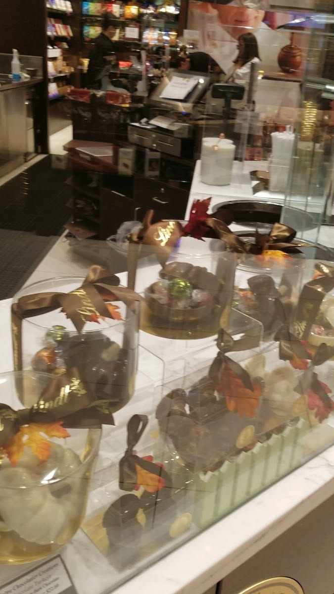 Lindt Chocolate Shop - Yorkdale, photo 3