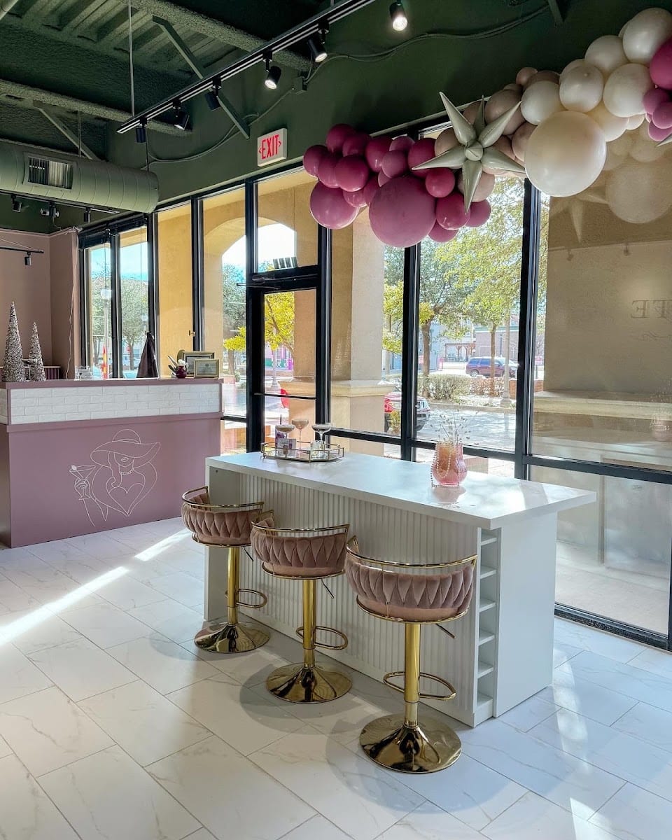 The Socialite Salon, photo 2