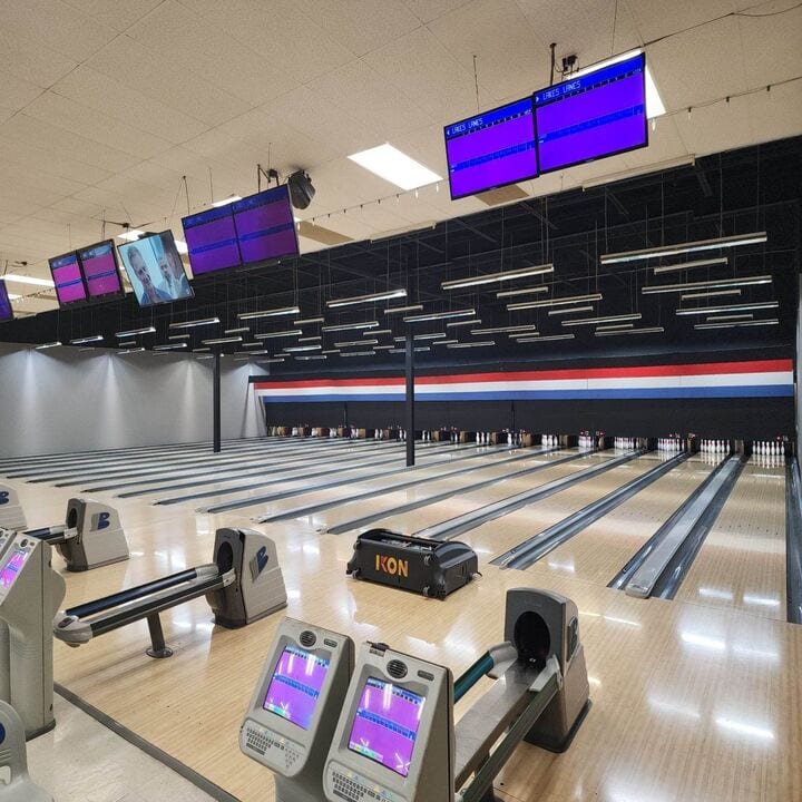 Lakes Lanes Bowling Alley, photo 2