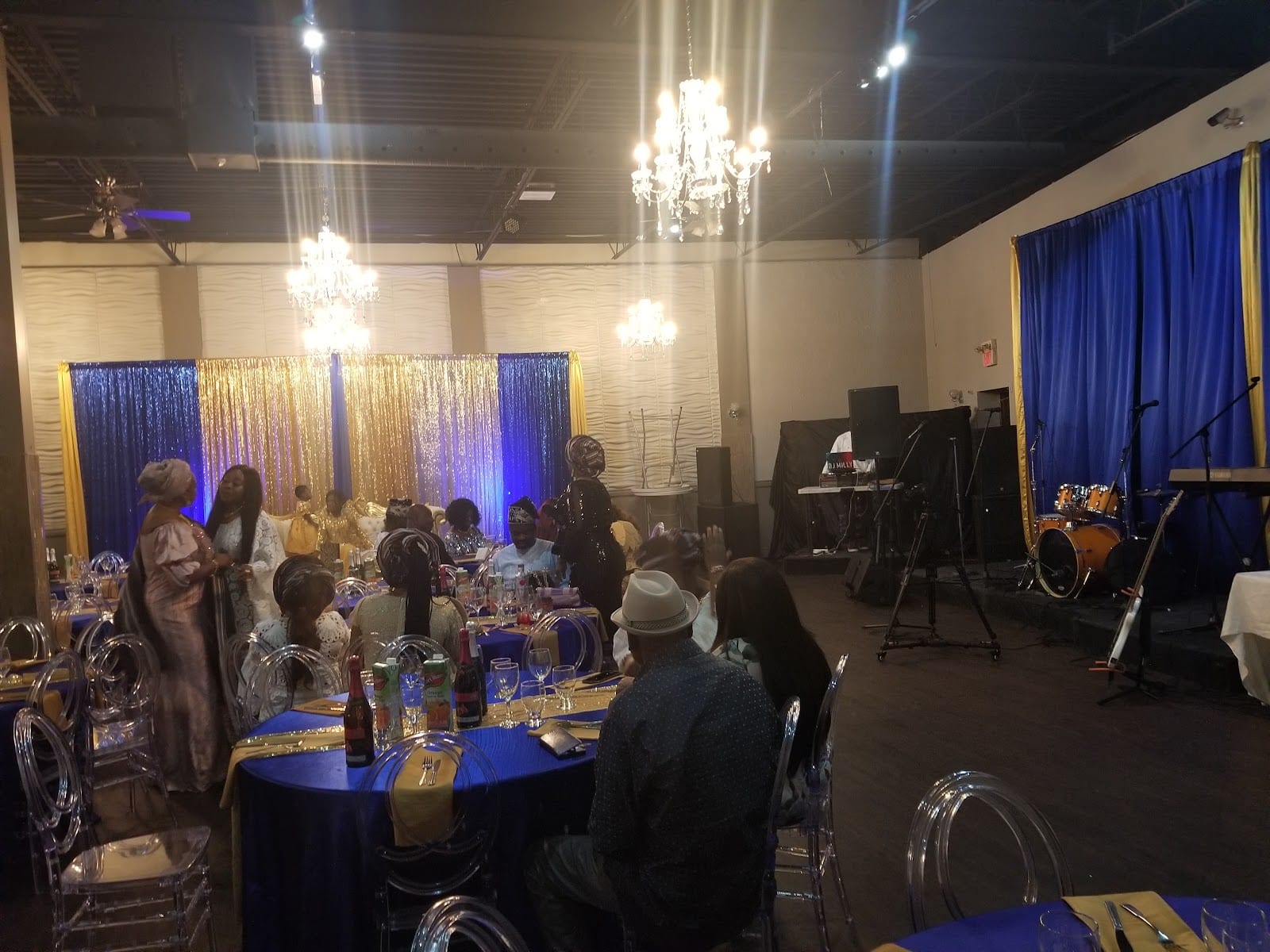 Deluxe Restaurant And Lounge, photo 2
