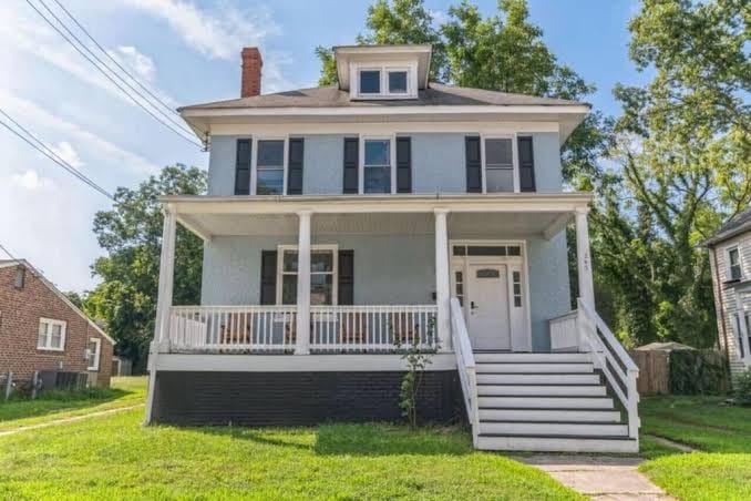 Family friendly with large fenced in yard for your doggies. Park by the bay too!, photo 2