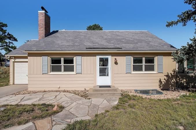 Fenced Dog Yard! K Bed, Wood Stove, Walk to Lake