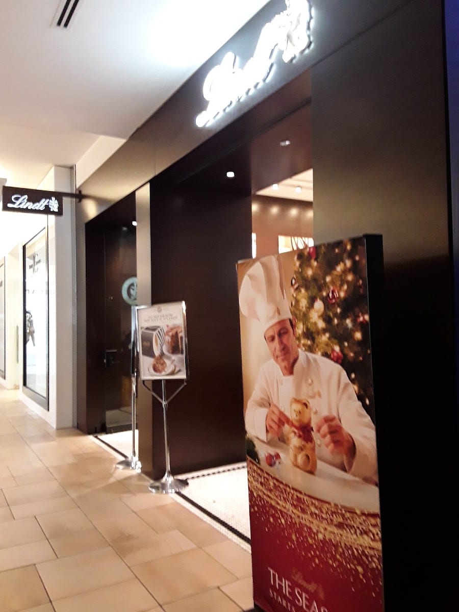 Lindt Chocolate Shop - Bayview Village, photo 2