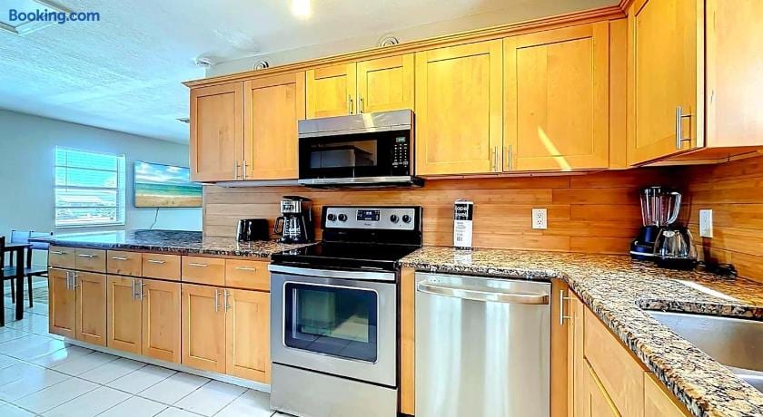 4BR 2BA Pool Hot Tub BBQ Mini Golf Sleep 12