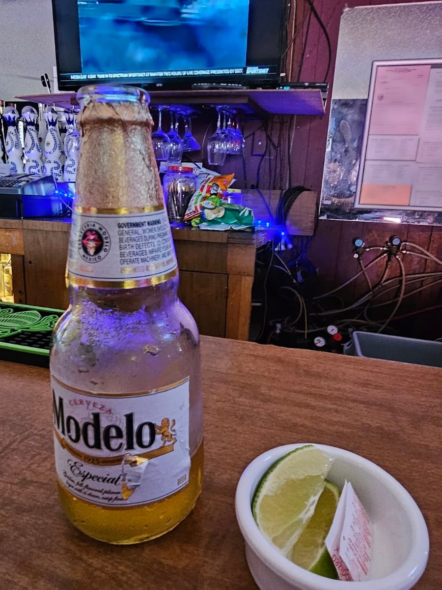 Mil Amores Sports Bar & Grill, photo 3