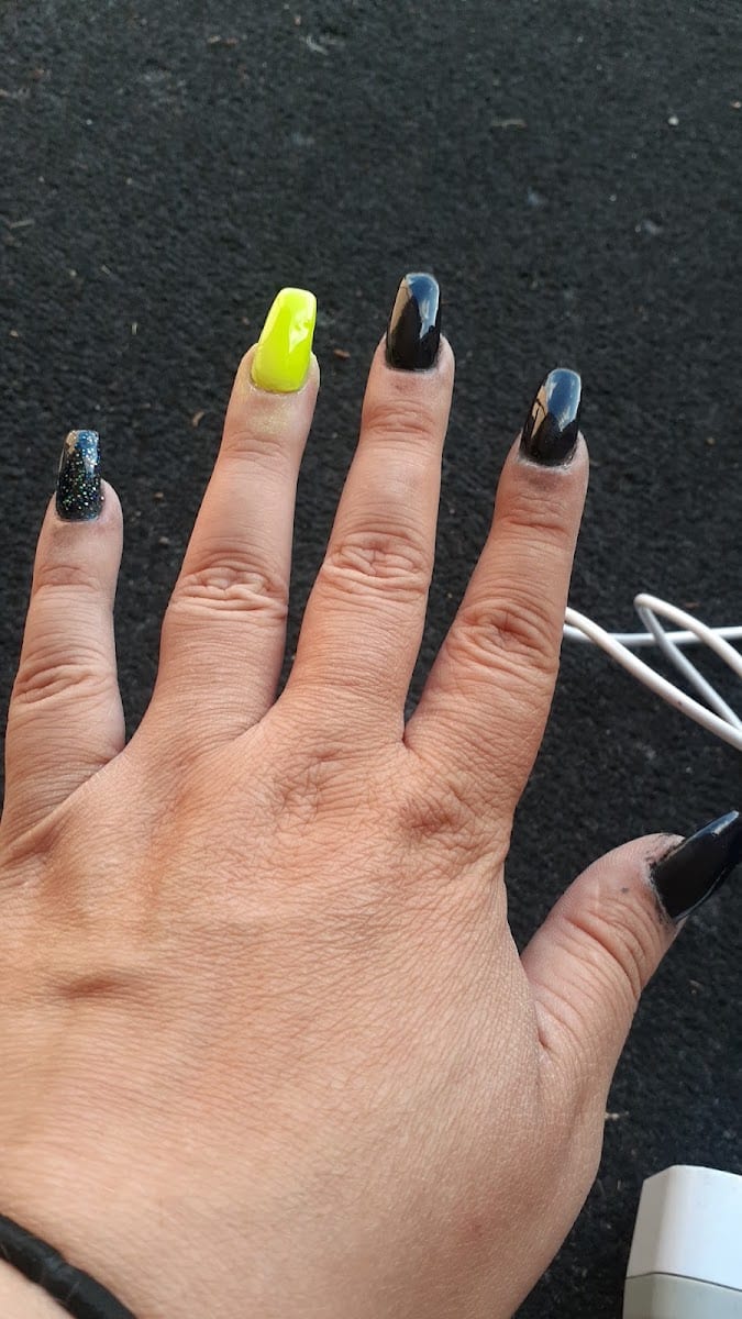 Hollywood Salon Nails
