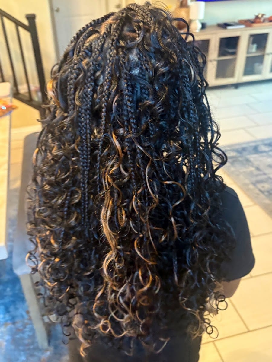 Miss Winnieโs Hair Braiding 702