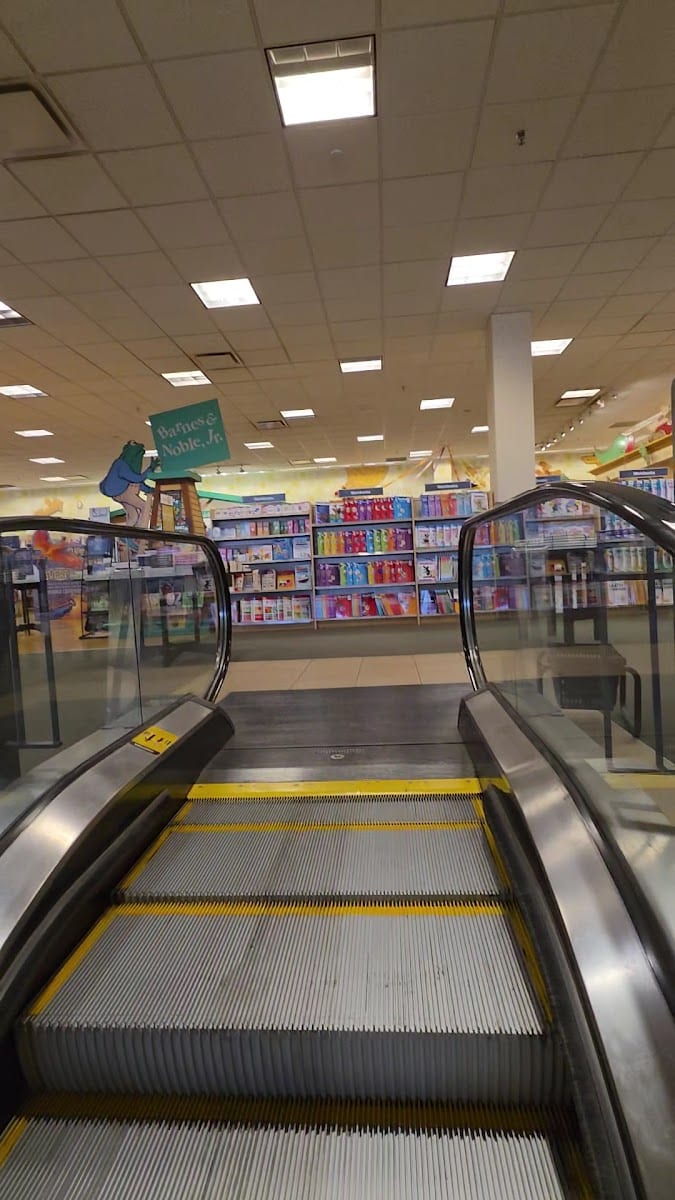 Barnes & Noble, photo 2