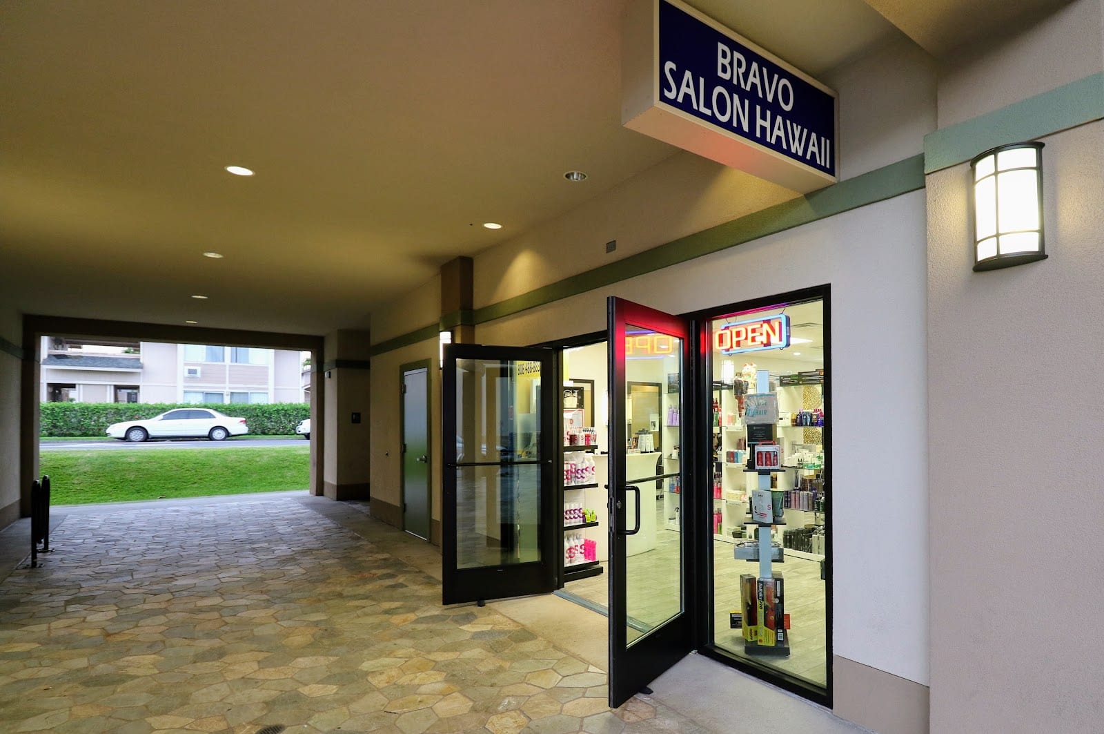 Bravo Salon Hawaii, photo 2