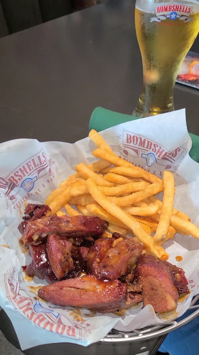 Bombshells Restaurant & Bar, photo 3