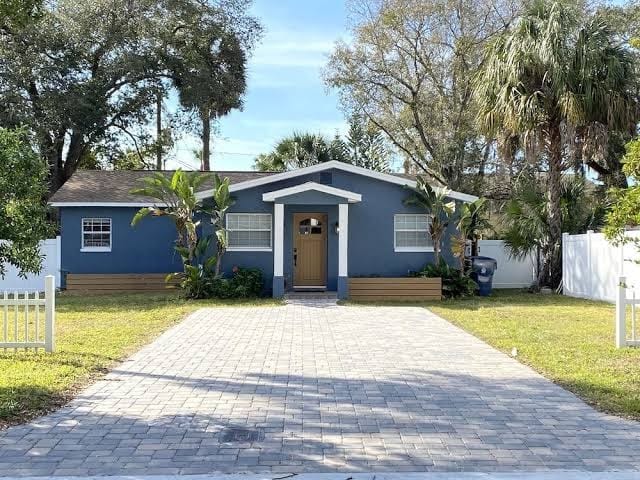 South Tampa Modern 2BR Retreat Pool Gym & Walkable Location