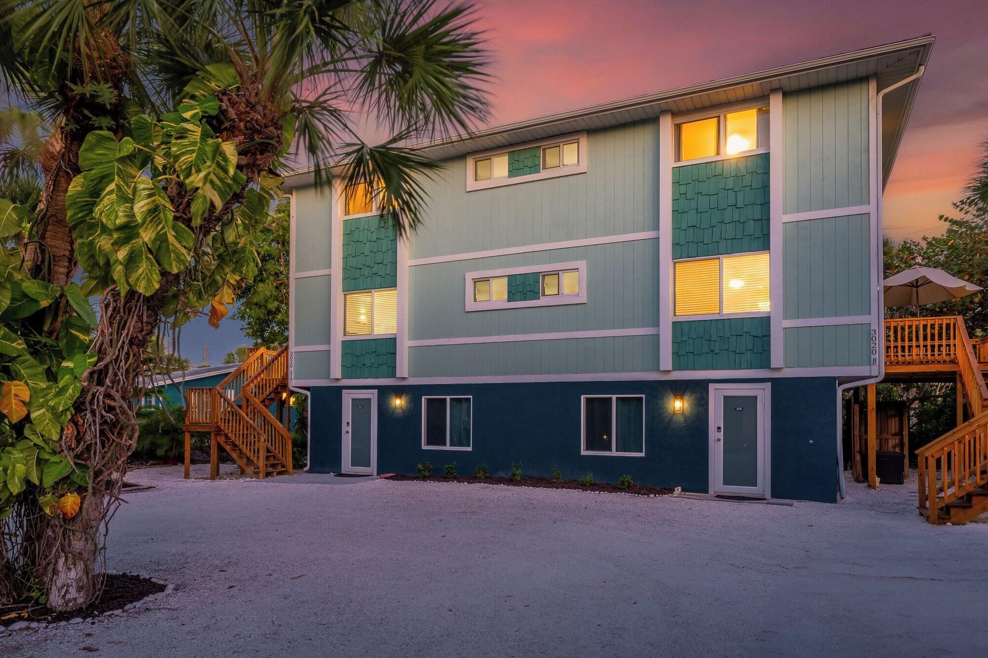 Uncrowded Beach Sunsets just 50 steps away + 2 King beds + Pac Man Arcade