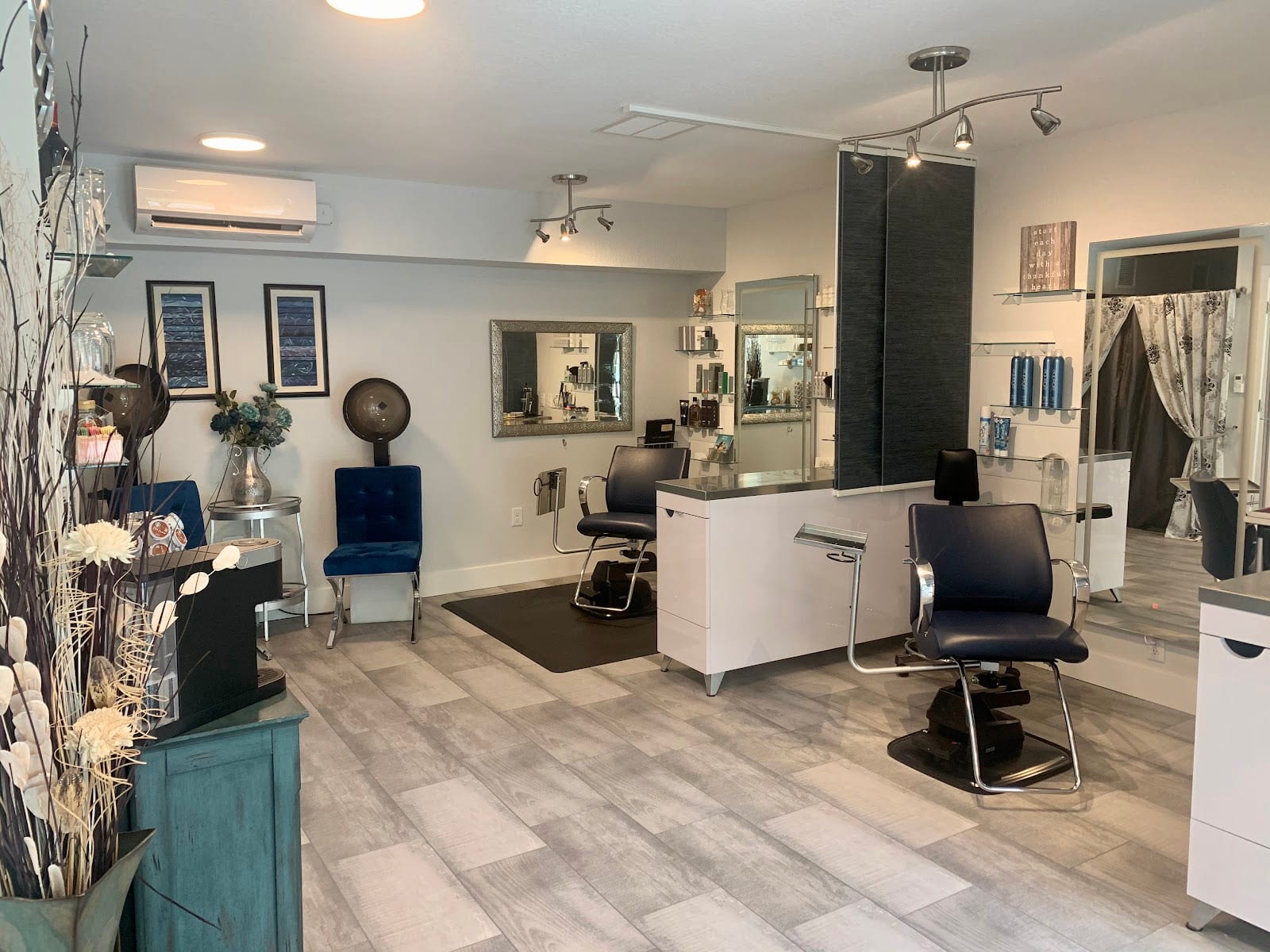 A-Nu-U Salon, photo 2