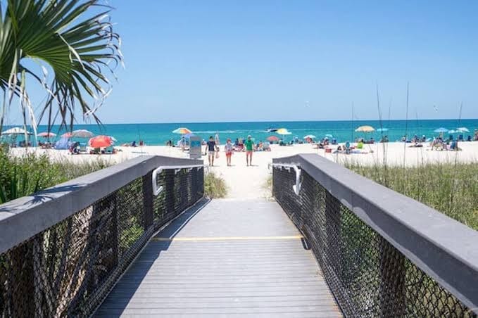 3-bedroom house, beautiful pool and landscape, short walk to Casey Key Beach