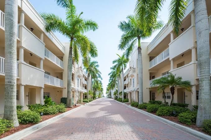 Steps to Siesta Key BEACH! Pool, Tennis Court, Shuffle Board, Pickle Ball!, photo 2